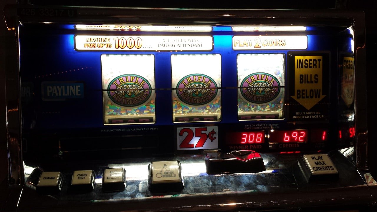 Mesin slot digital dengan simbol klasik untuk pengalaman kasino gaya Vegas yang menyenangkan